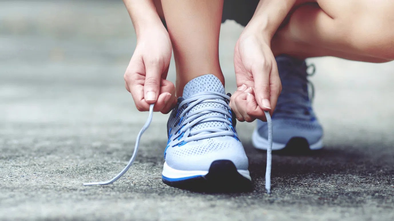 Zoom sur des baskets aux pieds pour aller pratiquer une activité physique contre les jambes lourdes