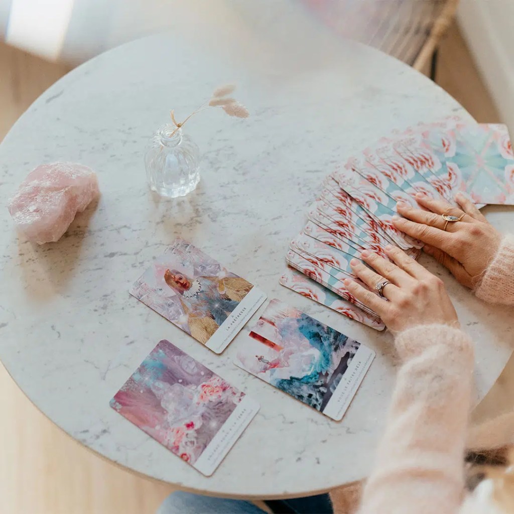 Emilie Nouvel tirant les cartes, experte en déblocages émotionnels