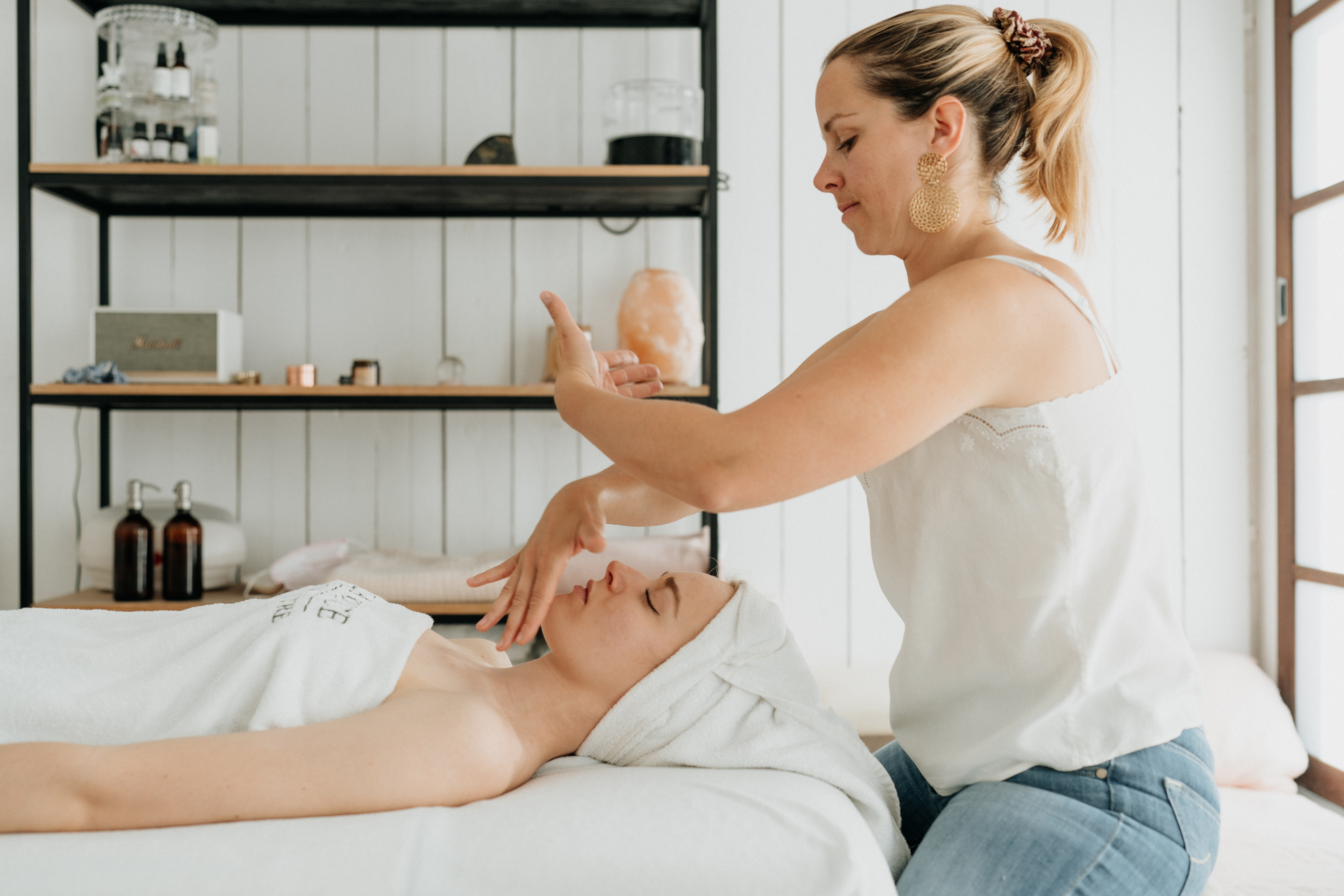 Femme prenant soin de son visage à travers le soin kobido 