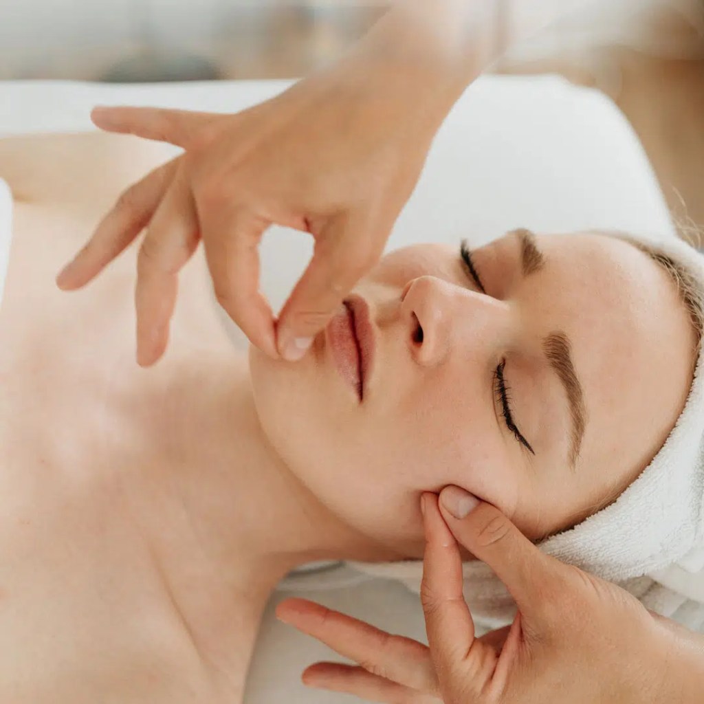 Femme prenant soin de son visage à travers le soin kobido 