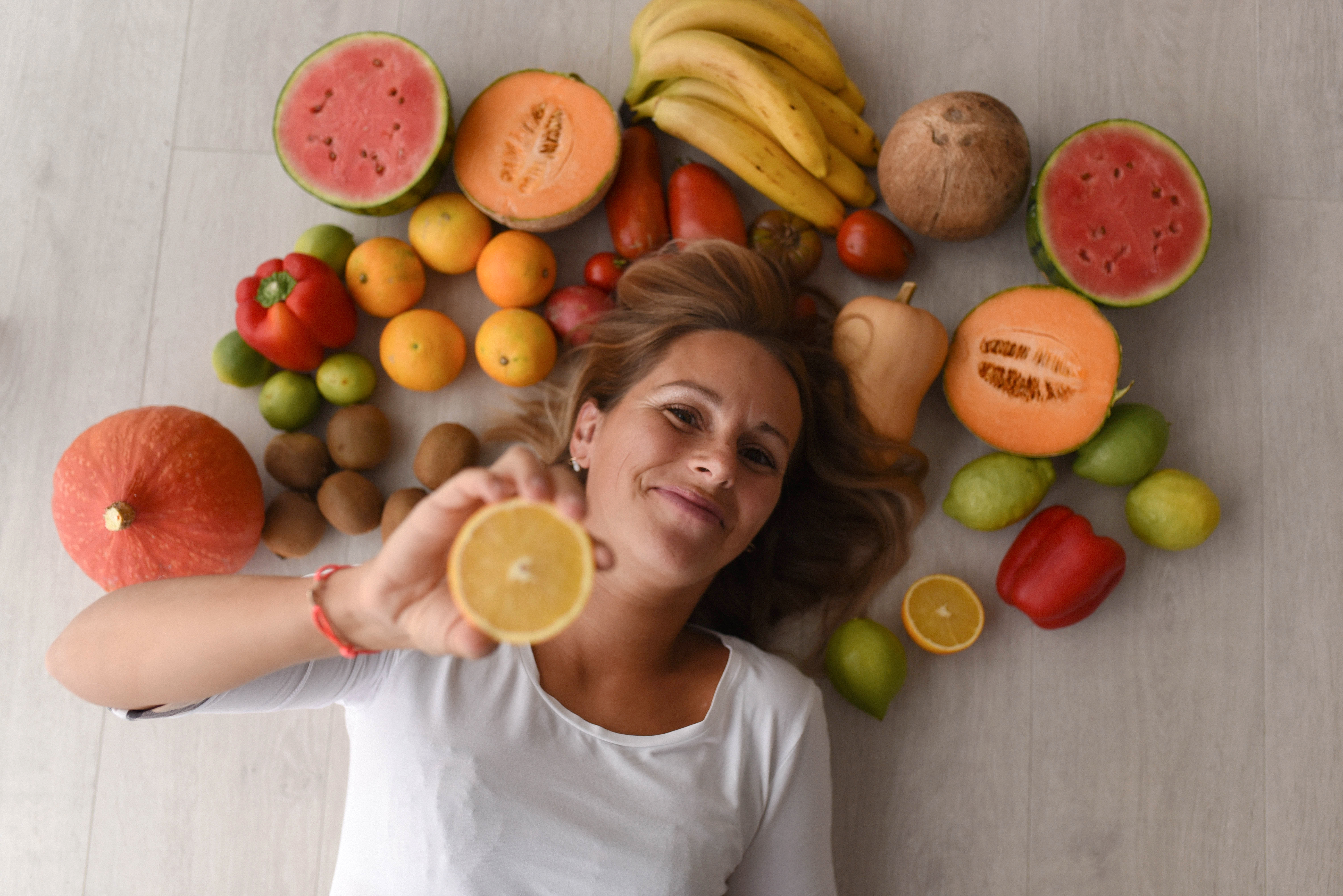 Emilie Nouvel, entourées de fruits utilisés en naturopathie 