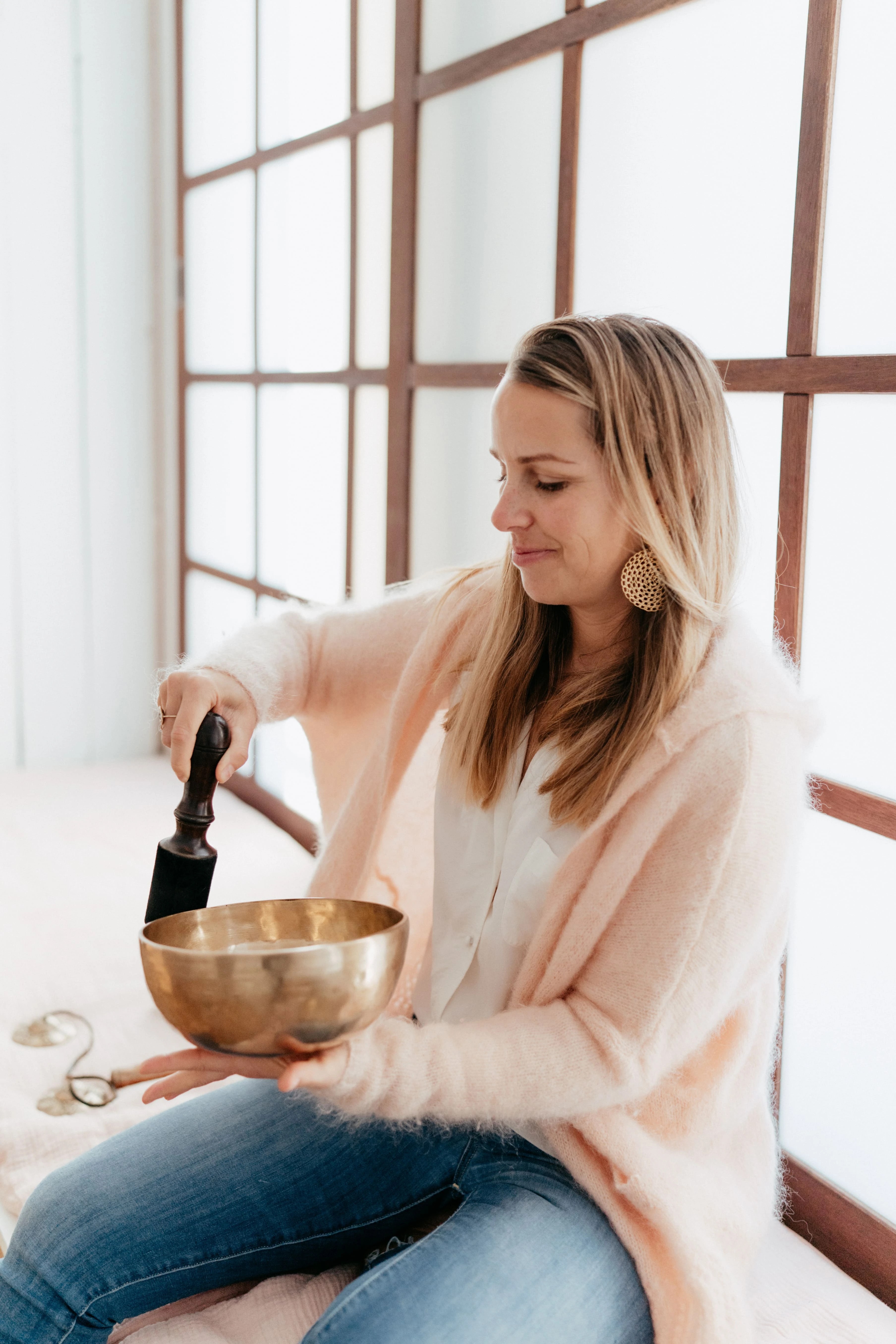 Emilie entrain de faire du bol tibétain