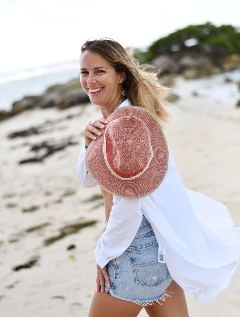 Emilie Nouvel sur une plage en Guadeloupe